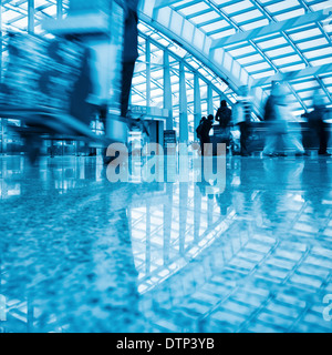 Passagiere im Flughafen-terminal zu Fuß Stockfoto