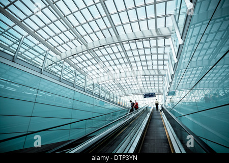 bewegende Rolltreppe in modernen Flughafenhalle Stockfoto