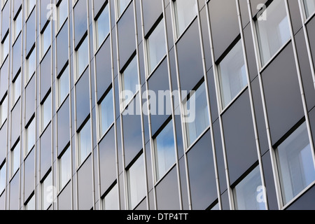 Fassade eines modernen Bürogebäudes Stockfoto