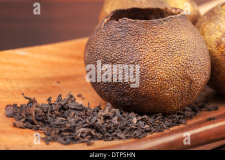 PU-Erh, chinesische dunkle Tee verpackt in getrockneten Mandarinen Stockfoto