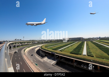 Flug Ankunft am Flughafen Stockfoto