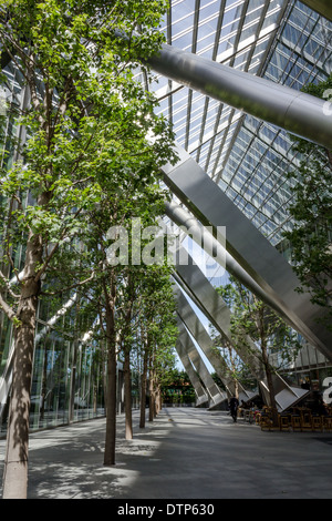 LONDON, UK 15. Juli 2013: eine moderne Gehweg zwischen Gebäuden Stockfoto