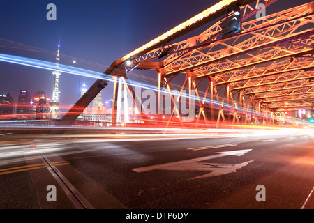 Nachtverkehr in shanghai Gartenbrücke Stockfoto