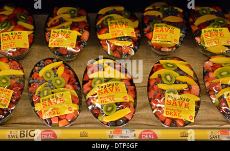 Obstplatten Salat zum Verkauf bei Whole Foods in Union Square in New York City Stockfoto