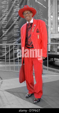 Porträt von einem senior Arthur Gonzalves in einem bunten roten Outfit auf der Fashion Week im Lincoln Center in New York City Stockfoto