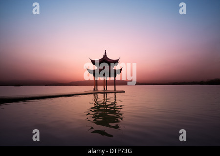 Der Westsee in Hangzhou in der Abenddämmerung Stockfoto