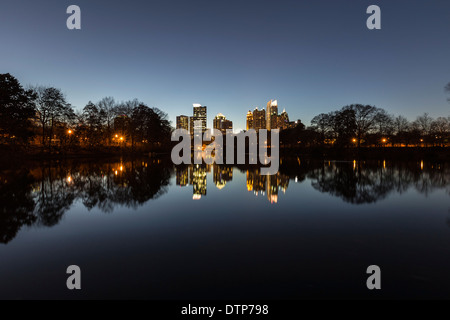 Midtown Atlanta Nacht spiegelt sich in den See am beliebten Piedmont Park. Stockfoto