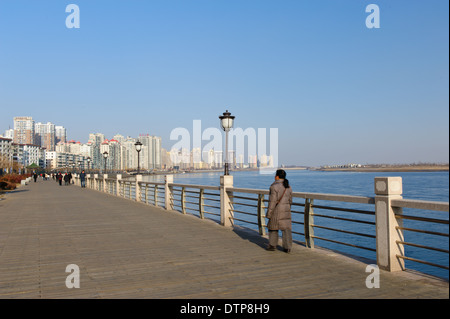 Blick von der modernen Boulevard von Dandong nach Nordkorea, auf der anderen Seite des Flusses Yalu. Provinz Liaoning. China Stockfoto