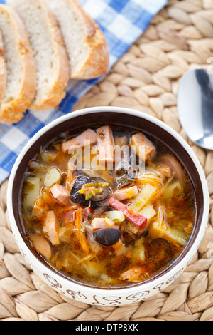 Traditionelle russische Soljanka-Suppe Stockfoto