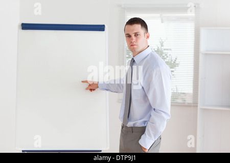 Geschäftsmann zeigte auf Flip-chart Stockfoto