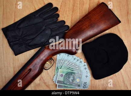 Dinge Bandit kriminellen Gun, Sturmhaube, Handschuhe, Polnisch Geld auf den Tisch Stockfoto