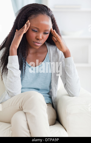 Nahaufnahme von Frau, die Kopfschmerzen Stockfoto