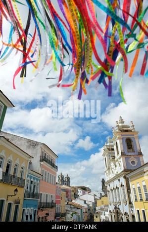 Farbenfrohe brasilianische Wunsch Bänder winken in den Himmel über koloniale Architektur der Pelourinho Salvador Bahia Brasilien Stockfoto