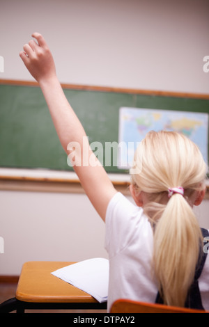 hinten Sie Ansicht einer Schülerin, hob ihre Hand von Stockfoto