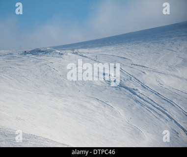 Die Spitze der Cairngorm Mountain White Lady Loipe, Alpenschneehuhn Resturant und Standseilbahn unter starkem Schneefall.  SCO 9014. Stockfoto