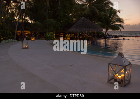 Kerze Laternen an der Seite des Pools auf einem maledivischen Insel-Resort Stockfoto