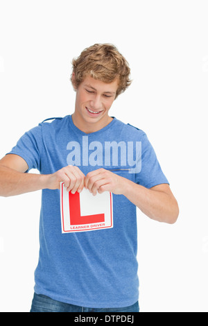 Junger Mann Rippen ein Lerner Fahrer Zeichen Stockfoto