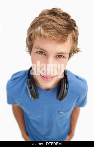 Fisheye Blick auf ein blonder Mann mit Kopfhörer Stockfoto
