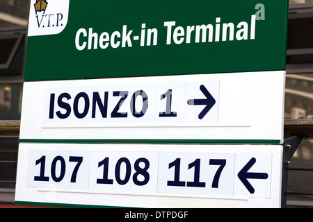 Check-in terminal Zeichen. Hafen von Venedig. Italien Stockfoto
