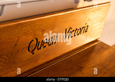 Holzsitz auf Cunard Liner Queen Victoria fangen Abendsonne Ausfahrt aus Venedig Italien Stockfoto