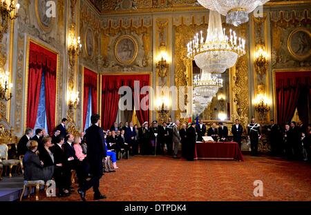 Rom, Italien. 22. Februar 2014. Die Vereidigung der neuen Regierung Italiens ist im Quirinalspalast in Rom am 22. Februar 2014 statt. Italiens neuer Premierminister Matteo Renzi und seine Minister des Kabinetts wurden am Samstag vor dem italienischen Staatspräsidenten Giorgio Napolitano, beginnen ihre Aufgabe zur Beschleunigung der Reformen und die unruhige Wirtschaft wiederzubeleben vereidigt. Bildnachweis: Xu Nizhi/Xinhua/Alamy Live-Nachrichten Stockfoto