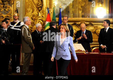 Rom, Italien. 22. Februar 2014. Italien ' s neue Gesundheitsministerin Beatrice Lorenzin besucht die Vereidigung im Quirinalspalast in Rom am 22. Februar 2014. Italiens neuer Premierminister Matteo Renzi und seine Minister des Kabinetts wurden am Samstag vor dem italienischen Staatspräsidenten Giorgio Napolitano, beginnen ihre Aufgabe zur Beschleunigung der Reformen und die unruhige Wirtschaft wiederzubeleben vereidigt. Bildnachweis: Xu Nizhi/Xinhua/Alamy Live-Nachrichten Stockfoto