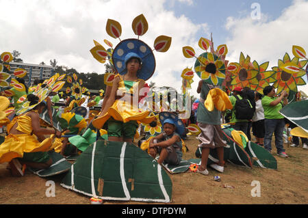 Baguio, Philippinen. 22. Februar 2014. BAGUIO, Philippinen - Szenen während der Straße tanzen Wettbewerb im Rahmen des Panagbenga Festivals in Baguio City, nördlich von Manila am 22. Februar 2014. Panagbenga, ein Cordillera Begriff '' eine Zeitlang der Blüte '' oder '' eine Zeit für blühende '', ist eine monatelange Jahresfeier im Sommer-Hauptstadt des Landes jedes Jahr im Februar passiert. Bildnachweis: George Calvelo/NurPhoto/ZUMAPRESS.com/Alamy Live-Nachrichten Stockfoto