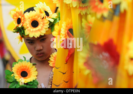 Baguio, Philippinen. 22. Februar 2014. BAGUIO, Philippinen - Szenen während der Straße tanzen Wettbewerb im Rahmen des Panagbenga Festivals in Baguio City, nördlich von Manila am 22. Februar 2014. Panagbenga, ein Cordillera Begriff '' eine Zeitlang der Blüte '' oder '' eine Zeit für blühende '', ist eine monatelange Jahresfeier im Sommer-Hauptstadt des Landes jedes Jahr im Februar passiert. Bildnachweis: George Calvelo/NurPhoto/ZUMAPRESS.com/Alamy Live-Nachrichten Stockfoto