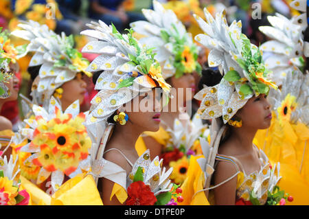 Baguio, Philippinen. 22. Februar 2014. BAGUIO, Philippinen - Szenen während der Straße tanzen Wettbewerb im Rahmen des Panagbenga Festivals in Baguio City, nördlich von Manila am 22. Februar 2014. Panagbenga, ein Cordillera Begriff '' eine Zeitlang der Blüte '' oder '' eine Zeit für blühende '', ist eine monatelange Jahresfeier im Sommer-Hauptstadt des Landes jedes Jahr im Februar passiert. Bildnachweis: George Calvelo/NurPhoto/ZUMAPRESS.com/Alamy Live-Nachrichten Stockfoto