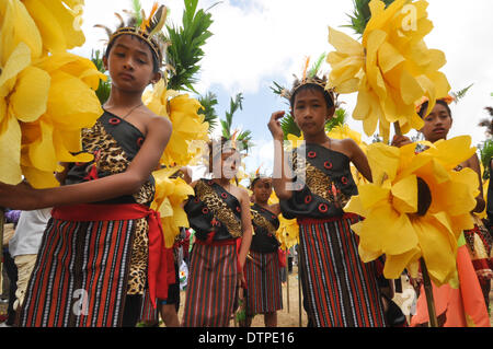 Baguio, Philippinen. 22. Februar 2014. BAGUIO, Philippinen - Szenen während der Straße tanzen Wettbewerb im Rahmen des Panagbenga Festivals in Baguio City, nördlich von Manila am 22. Februar 2014. Panagbenga, ein Cordillera Begriff '' eine Zeitlang der Blüte '' oder '' eine Zeit für blühende '', ist eine monatelange Jahresfeier im Sommer-Hauptstadt des Landes jedes Jahr im Februar passiert. Bildnachweis: George Calvelo/NurPhoto/ZUMAPRESS.com/Alamy Live-Nachrichten Stockfoto