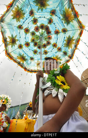 Baguio, Philippinen. 22. Februar 2014. BAGUIO, Philippinen - Szenen während der Straße tanzen Wettbewerb im Rahmen des Panagbenga Festivals in Baguio City, nördlich von Manila am 22. Februar 2014. Panagbenga, ein Cordillera Begriff '' eine Zeitlang der Blüte '' oder '' eine Zeit für blühende '', ist eine monatelange Jahresfeier im Sommer-Hauptstadt des Landes jedes Jahr im Februar passiert. Bildnachweis: George Calvelo/NurPhoto/ZUMAPRESS.com/Alamy Live-Nachrichten Stockfoto