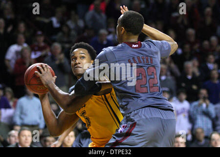 22. Februar 2014 - Vereinigte Amherst, Massachusetts, Staaten von Amerika - 21. Februar 2014; Virginia Commonwealth Rams nach vorne Juvonte Reddic (15) verteidigt von Massachusetts Minutemen weiterleiten Sampson Carter (22) in der zweiten Hälfte der NCAA Basketball-Spiel zwischen der Virginia Commonwealth Rams und Massachusetts Minutemen am Mullins Center. Massachusetts besiegt Virginia Commonwealth 80-75. Anthony Nesmith/CSM Stockfoto