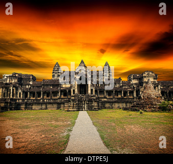 Angkor Wat bei Sonnenuntergang. Stockfoto