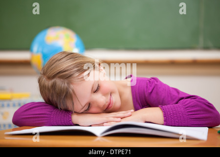 Schulmädchen auf ihrem Schreibtisch schlafen Stockfoto