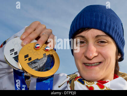 Sotschi, Russland. 22. Februar 2014. Frauen 5.000-Meter-Speedskating gold Medaillengewinner und Frauen 3000-Meter-Eisschnelllauf Silbermedaille, die Martina Sáblíková der Tschechischen Republik mit ihren Medaillen bei den Olympischen Winterspielen 2014 in Sotschi, Russland, 22. Februar 2014 darstellt. © Roman Vondrous/CTK Foto/Alamy Live-Nachrichten Stockfoto