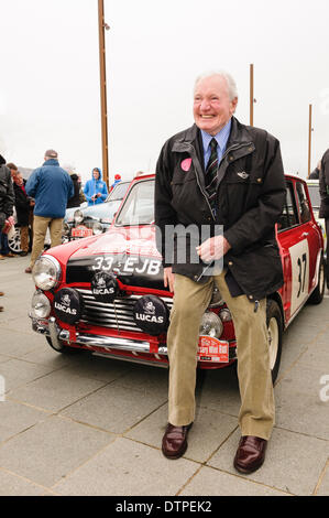 Belfast, Nordirland. 22. Februar 2014 - Paddy Hopkirk mit seinem Mini, in dem er 1964 Rallye Monte Carlo, bei der 50. Jubiläums-Mini-Gala in seiner Ehre gewann. Bildnachweis: Stephen Barnes/Alamy Live-Nachrichten Stockfoto