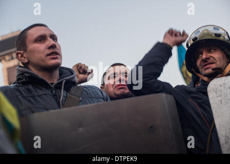 Kiew, Ukraine. 21. Februar 2014. Kiew, Ukraine "21. Februar 2014: die Zeremonie der Bestattung der toten Demonstranten In Kiew statt. In der Nähe von 50.000 Menschen schrien '' Helden nicht sterben". Mindestens 77 Menschen tot gemeldet wurden, und mehr als 1.000 verletzt in den letzten zwei Tagen Auseinandersetzungen. Am Platz der Unabhängigkeit wurden die Gedenkstätten mit Blumen und Kerzen zu Ehren von toten Demonstranten. Julia Kochetova/NurPhoto/ZUMAPRESS.com/Alamy © Live-Nachrichten Stockfoto