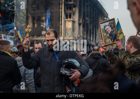 Kiew, Ukraine. 21. Februar 2014. Kiew, Ukraine "21. Februar 2014: die Zeremonie der Bestattung der toten Demonstranten In Kiew statt. In der Nähe von 50.000 Menschen schrien '' Helden nicht sterben". Mindestens 77 Menschen tot gemeldet wurden, und mehr als 1.000 verletzt in den letzten zwei Tagen Auseinandersetzungen. Am Platz der Unabhängigkeit wurden die Gedenkstätten mit Blumen und Kerzen zu Ehren von toten Demonstranten. Julia Kochetova/NurPhoto/ZUMAPRESS.com/Alamy © Live-Nachrichten Stockfoto