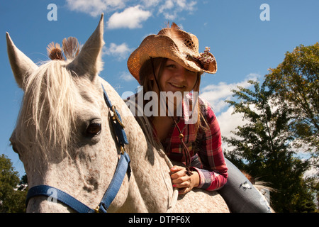 Ein Cowgirl auf ihr Arabisches Pferd Stockfoto