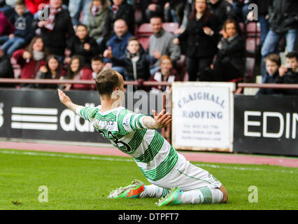 Edinburgh, Schottland. 22. Februar 2014. Leigh Griffiths feiert sein erste Tor für Celtic in der Scottish Premier League-Spiel zwischen Heart of Midlothian und Celtic aus Tynecastle. Bildnachweis: Aktion Plus Sport/Alamy Live-Nachrichten Stockfoto