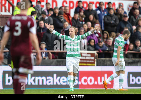 Edinburgh, Schottland. 22. Februar 2014. Leigh Griffiths feiert sein erste Tor für Celtic in der Scottish Premier League-Spiel zwischen Heart of Midlothian und Celtic aus Tynecastle. Bildnachweis: Aktion Plus Sport/Alamy Live-Nachrichten Stockfoto