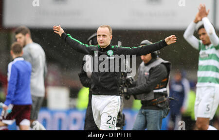 Edinburgh, Schottland. 22. Februar 2014. Leigh Griffiths grüßt die Celtic-Fans nach dem schottischen Premier League-Spiel zwischen Heart of Midlothian und Celtic aus Tynecastle. Bildnachweis: Aktion Plus Sport/Alamy Live-Nachrichten Stockfoto