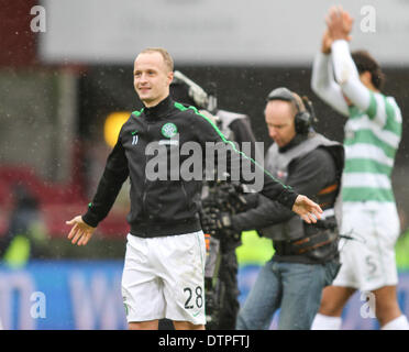 Edinburgh, Schottland. 22. Februar 2014. Leigh Griffiths grüßt die Celtic-Fans nach dem schottischen Premier League-Spiel zwischen Heart of Midlothian und Celtic aus Tynecastle. Bildnachweis: Aktion Plus Sport/Alamy Live-Nachrichten Stockfoto