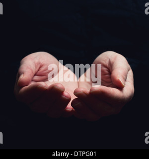 Offene Hände. Halten, geben, zeigt Konzept. Selektiven Fokus an den Fingern. Stockfoto