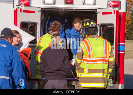 EMTS laden Patienten in einen Krankenwagen Stockfoto