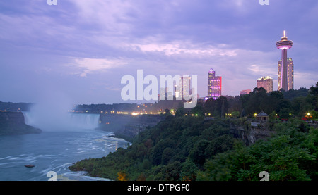 Niagara-Fälle in der Abenddämmerung Panorama von bunten Lichtern beleuchtet Stockfoto