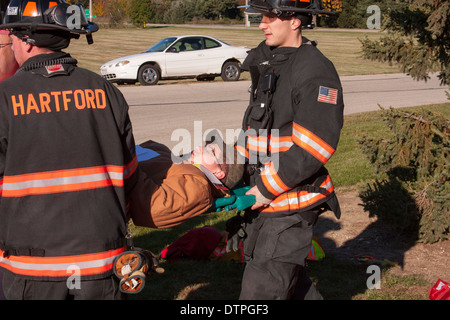 Mass Casualty Incident Opfer auf eine Rückwand durch Sanitäter und Feuerwehrleute Stockfoto