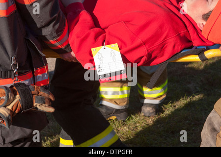 Mass Casualty Incident Opfer auf eine Rückwand durch Sanitäter und Feuerwehrleute Stockfoto