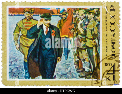 USSR-CIRCA 1977: A Briefmarke gedruckt in der UdSSR zeigt Lenin auf dem Roten Platz von K. Filatov, circa 1977 Stockfoto