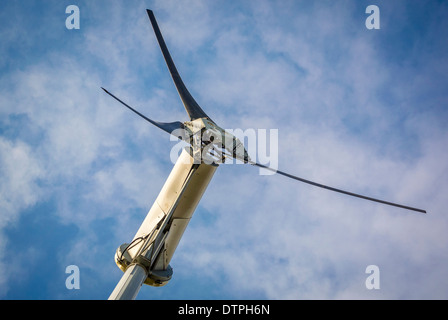 drei Blatt Windkraftanlage gegen blauen Himmel Stockfoto